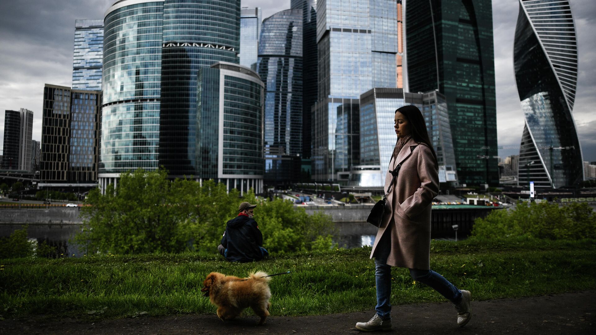 Девушка гуляет с собакой на набережной Тараса Шевченко в Москве - РИА Новости, 1920, 23.05.2023