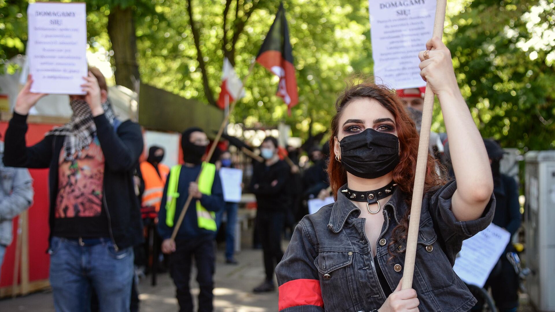 Протест левых радикалов в Варшаве против власти, не поддержавшей обычных граждан и работников во время карантина - РИА Новости, 1920, 20.03.2021