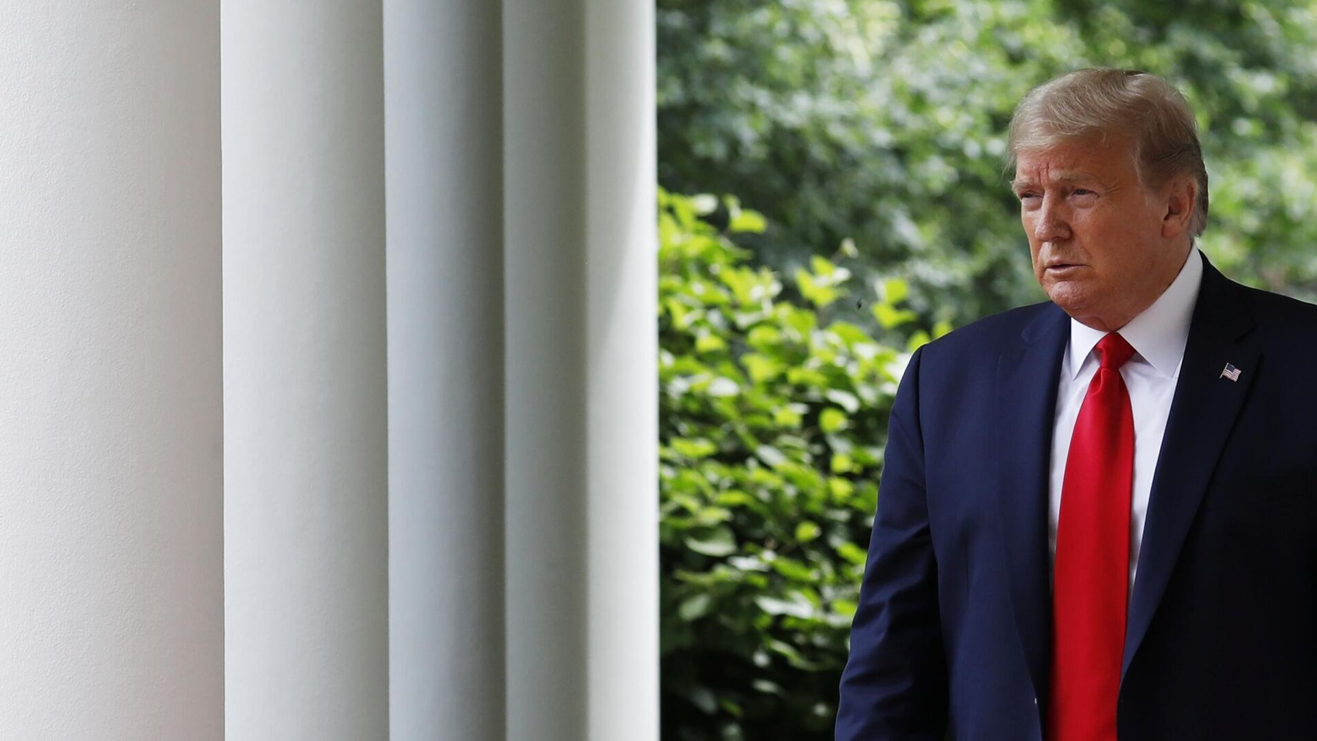 Президент США Дональд Трамп перед началом брифинг возле Белого дома в Вашингтоне - РИА Новости, 1920, 18.12.2025