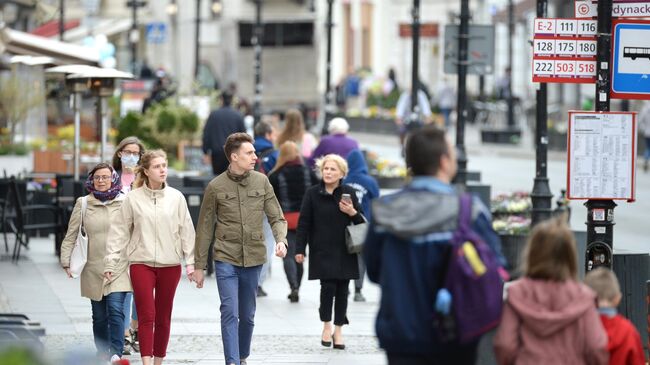 Горожане на улице в Варшаве