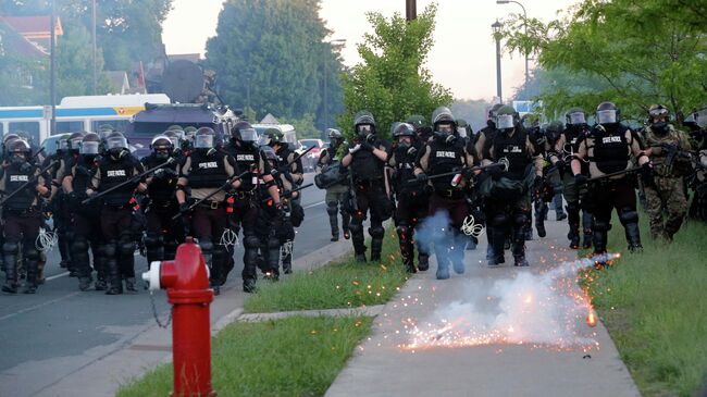 Сотрудники полиции во время протестов в Миннеаполисе