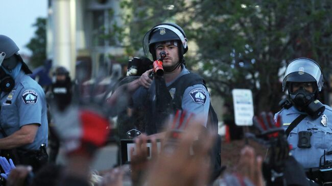 Сотрудники полиции во время акции протеста в Миннеаполисе