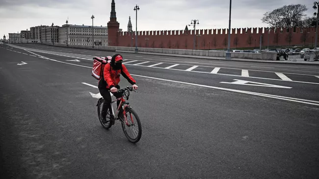 Курьер ресторана на Большом Москворецком мосту в Москве