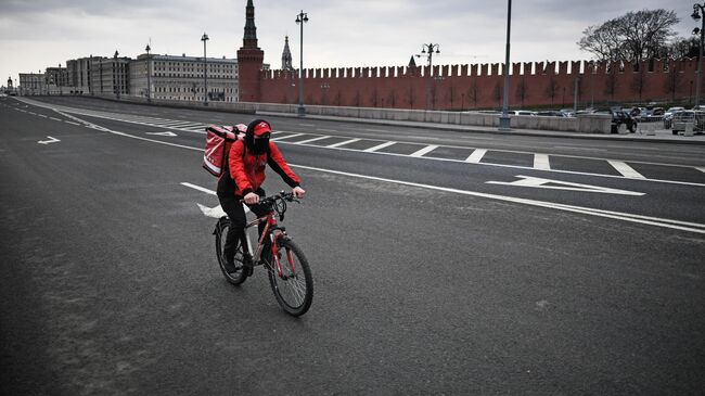 Курьер ресторана на Большом Москворецком мосту в Москве