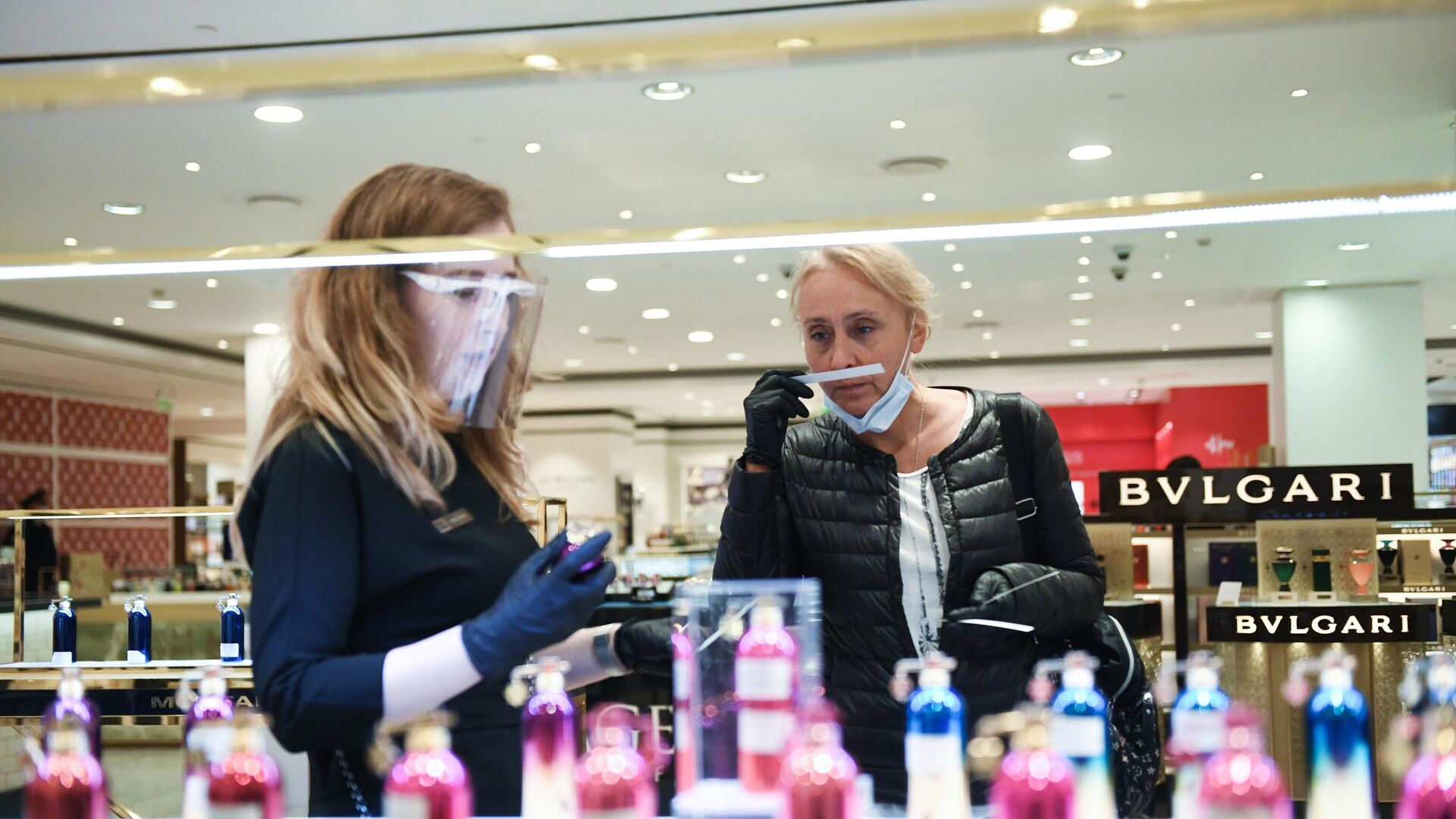 Покупатель и продавец в ЦУМе, открывшемся для посетителей после карантина в связи с распространением коронавирусной инфекции covid-19 - РИА Новости, 1920, 04.12.2020