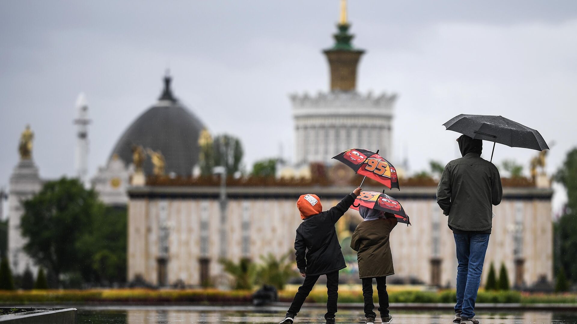 Прохожие гуляют на территории ВДНХ в Москве - РИА Новости, 1920, 10.11.2020