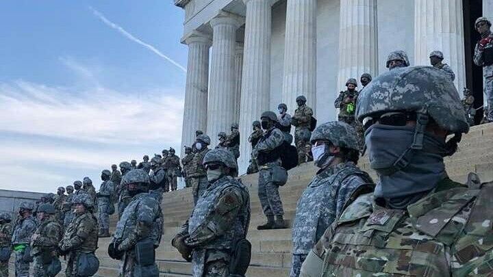 Военнослужащие Нацгвардии США возле мемориала Линкольна в Вашингтоне. Архивное фото - РИА Новости, 1920, 30.01.2023