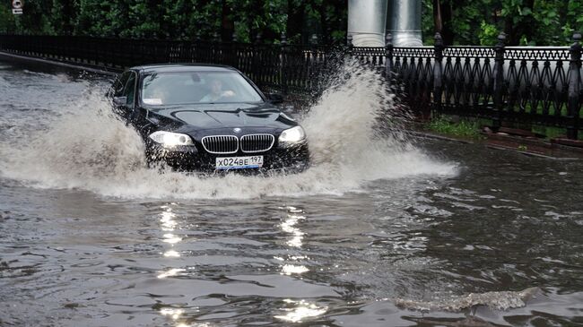 Автомобиль движется по Красногвардейскому бульвару после дождя в Москве