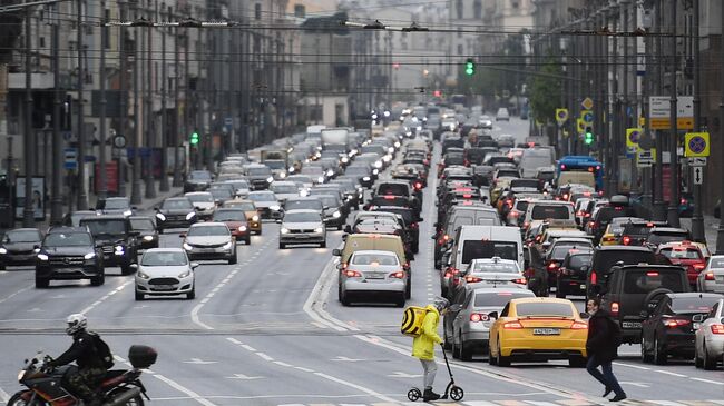 Люди на одном из пешеходных переходов на Тверской улице в Москве