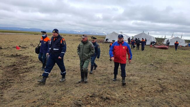 Министр МЧС России Евгений Зиничев в полевом лагере группировки МЧС России под Норильском