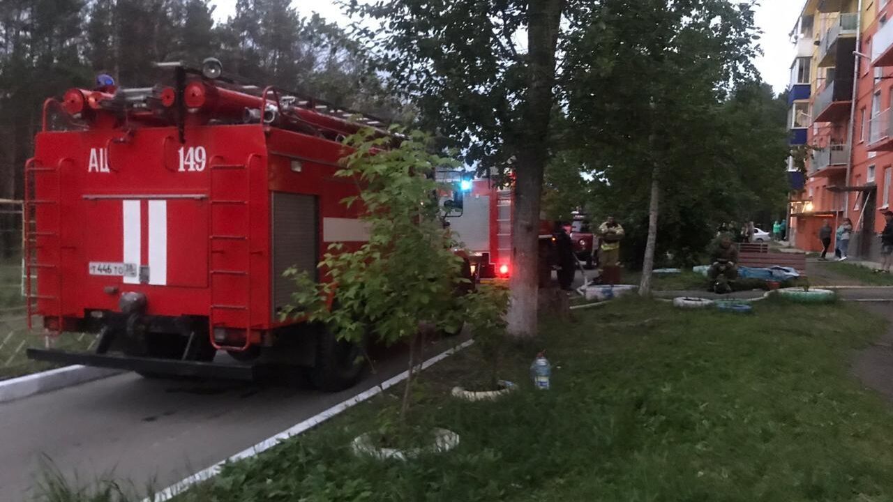 Пожар в пятиэтажном доме в посёлке Белореченском Усольского района Иркутской области - РИА Новости, 1920, 30.06.2020