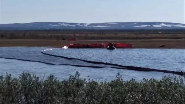 Специалисты Морспасслужбы во время ликвидации последствий аварии на ТЭЦ-3 Норильска