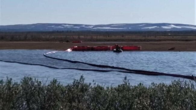 Специалисты Морспасслужбы во время ликвидации последствий аварии на ТЭЦ-3 Норильска