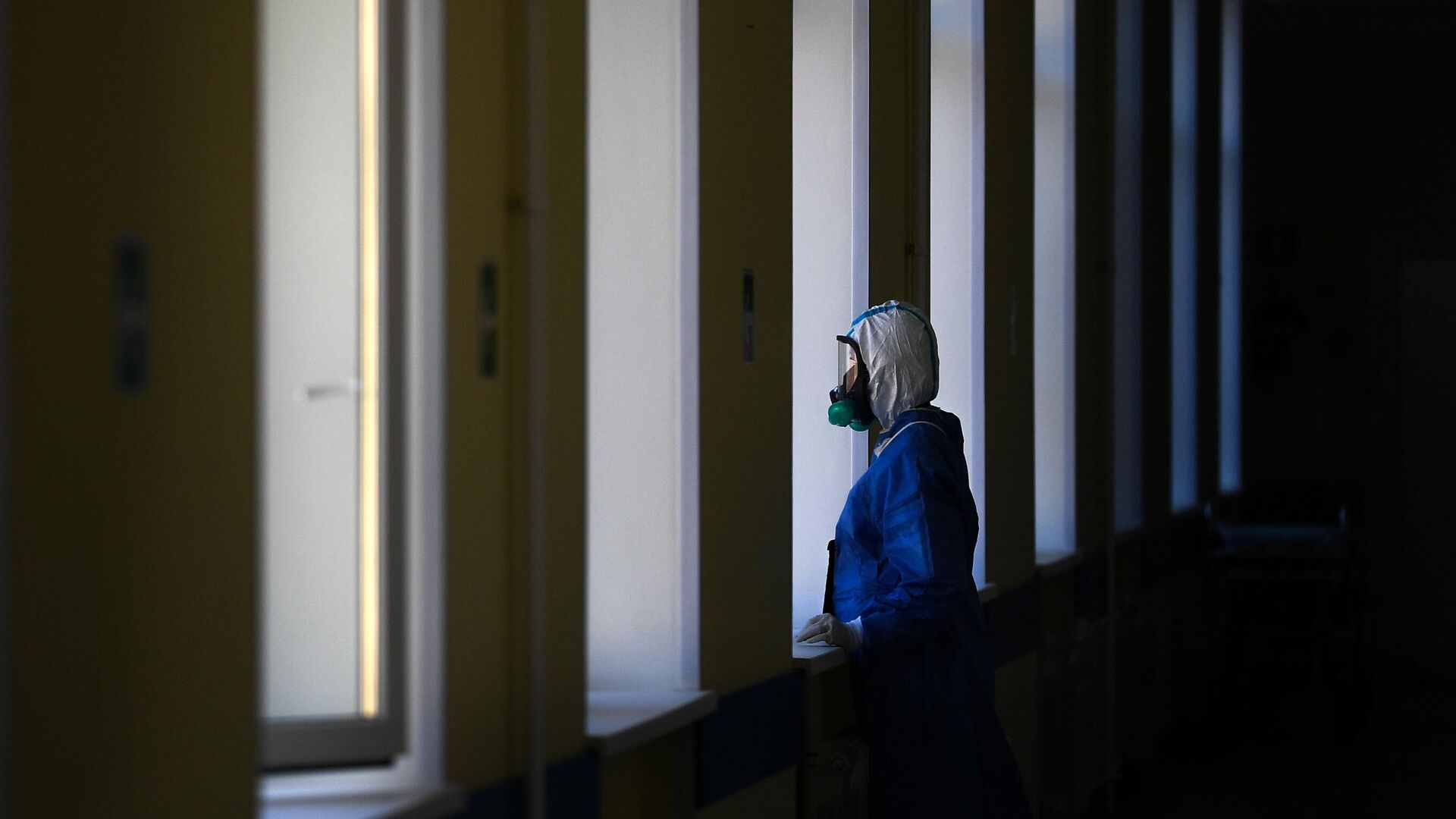 Врач у окна в госпитале COVID-19 в ЦИТО им. Н. Н. Приорова - РИА Новости, 1920, 22.12.2020