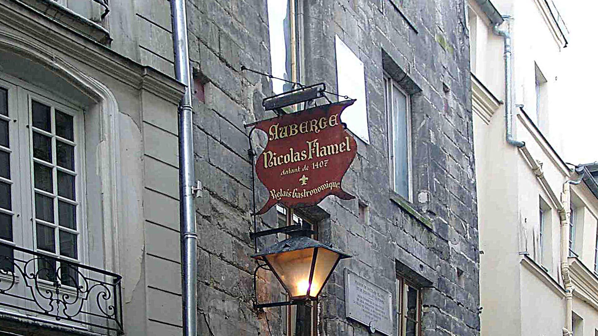 Самый старый дом Парижа Николя Фламеля Самый старый дом Парижа Николя Фламеля - РИА Новости, 1920, 27.11.2020