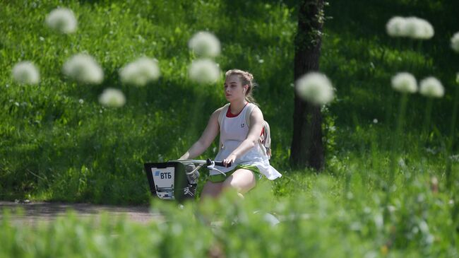 Девушка катается на велосипеде в Центральном парке культуры и отдыха имени Горького в Москве