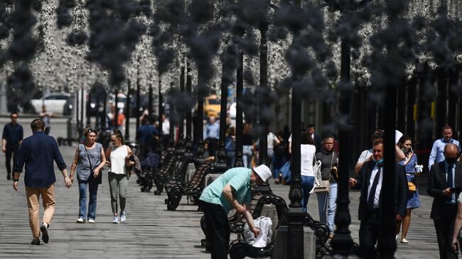 Прохожие на одной из улиц в центре Москвы