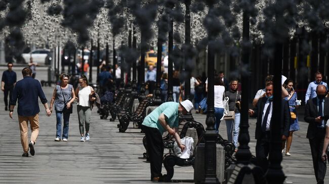 Прохожие на одной из улиц в центре Москвы