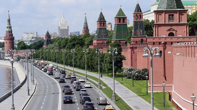 Автомобильное движение на Кремлевской набережной в Москве