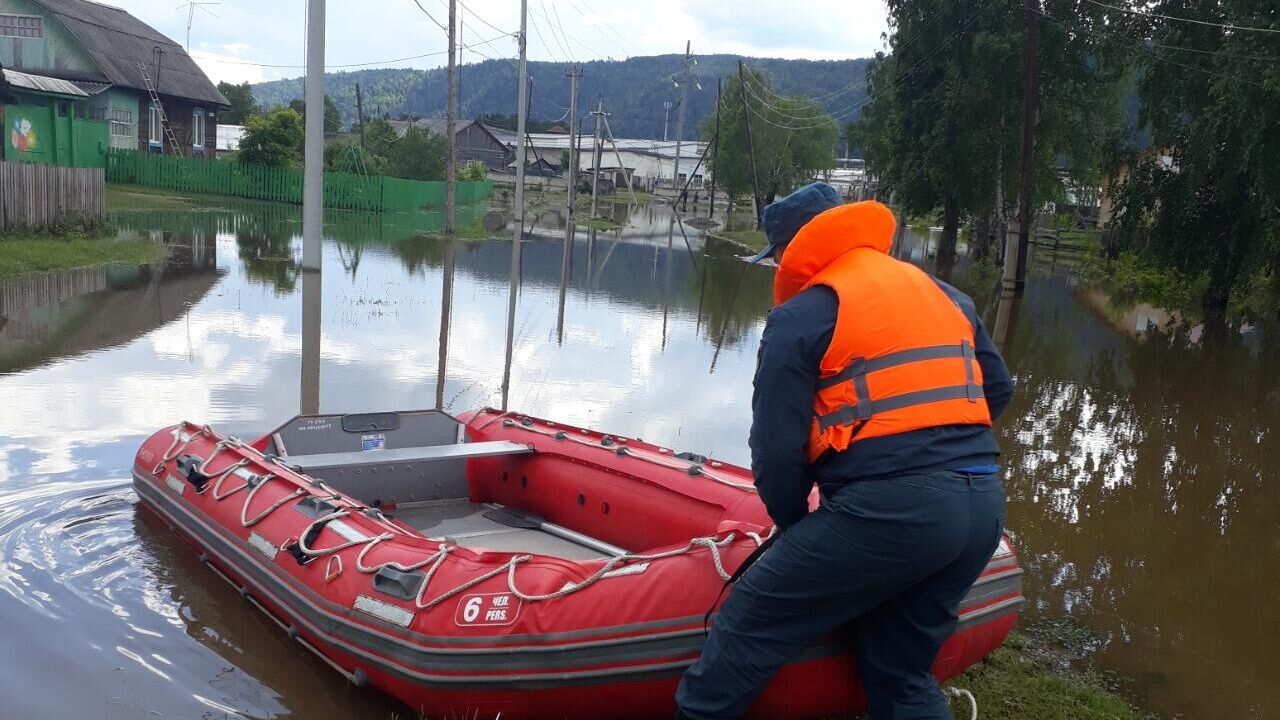 Сотрудники МЧС во время мероприятий по стабилизации паводковой обстановки в Красноярском крае - РИА Новости, 1920, 23.05.2021