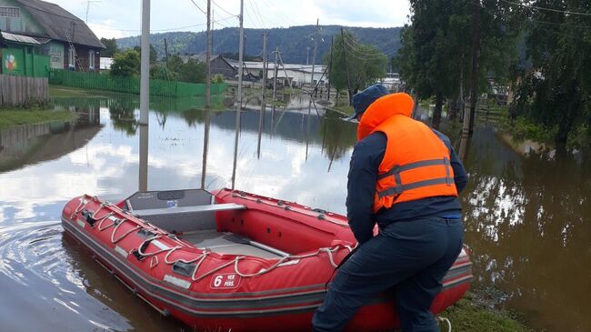 Сотрудники МЧС во время мероприятий по стабилизации паводковой обстановки в Красноярском крае