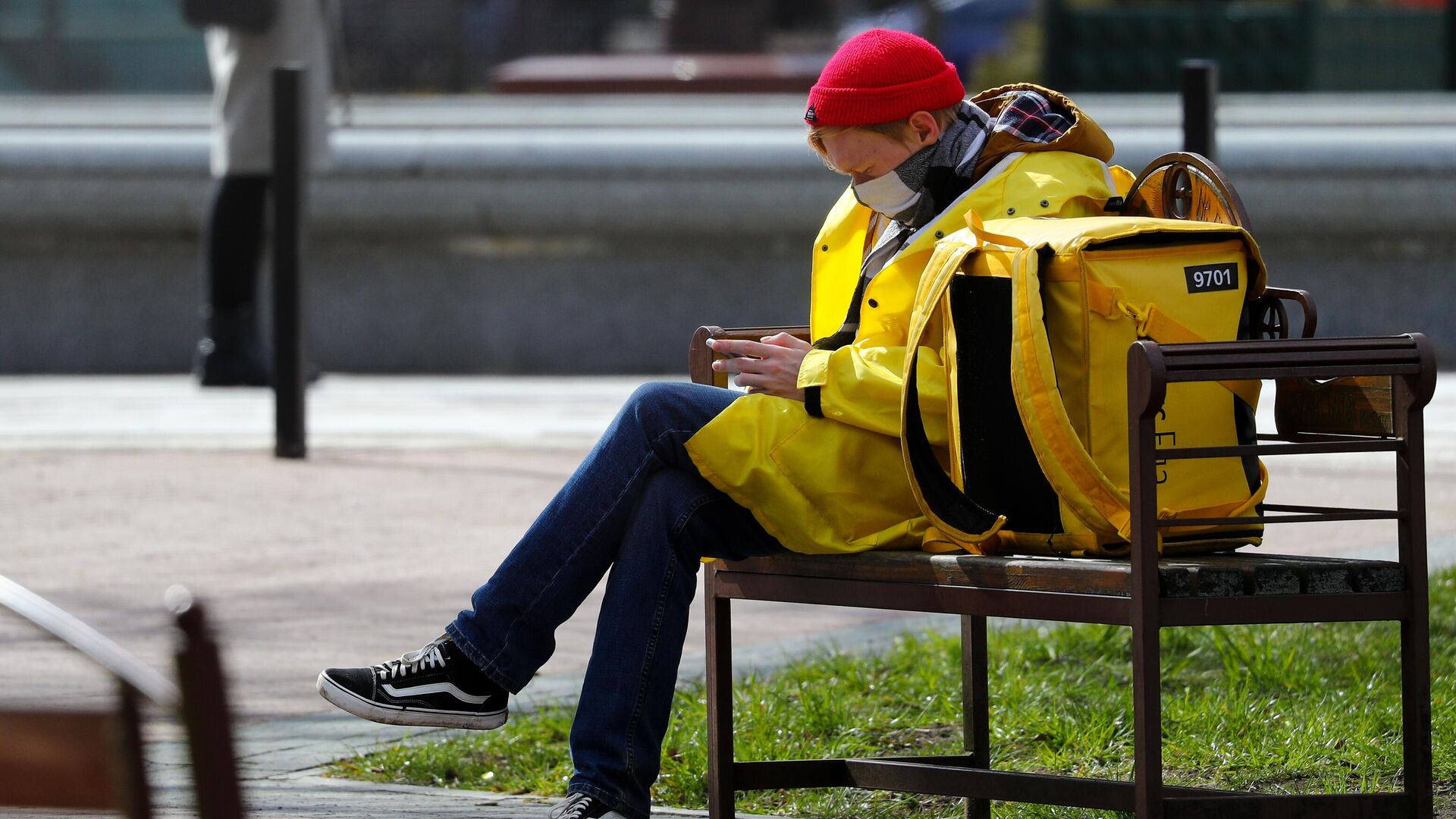 Курьер в защитной маске в одном из скверов в Калининграде - РИА Новости, 1920, 15.08.2025