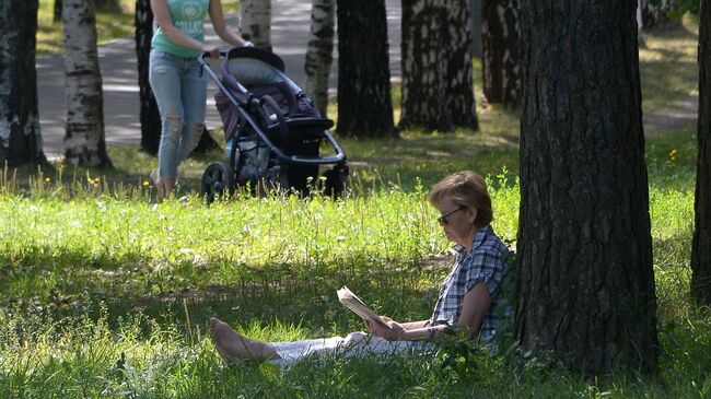 Горожане отдыхают в Парке 50-летия Октября