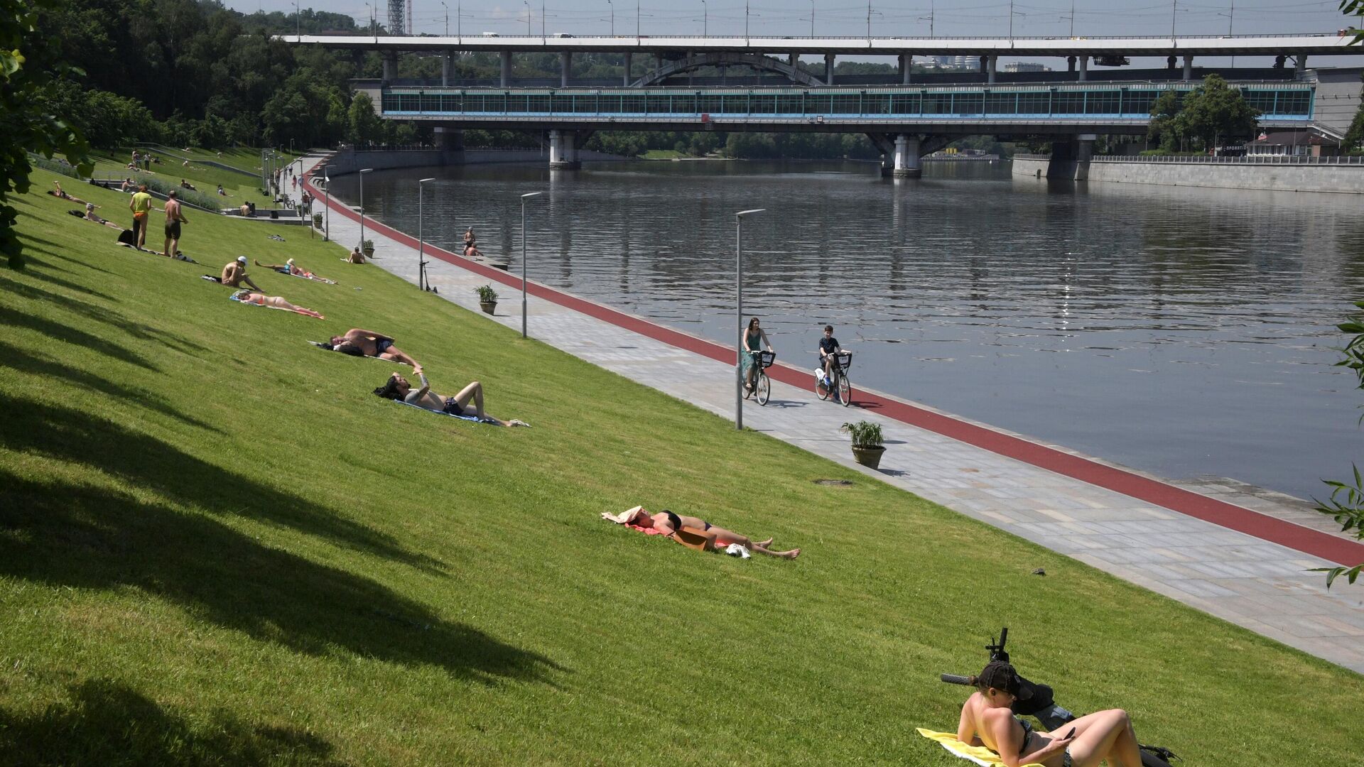 Люди отдыхают на Воробьевской набережной в Москве. Архивное фото - РИА Новости, 1920, 20.02.2023