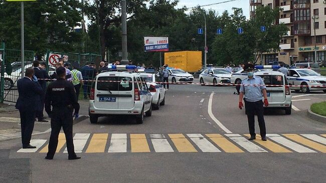 Место вооруженного нападения на полицейских на Ленинском проспекте