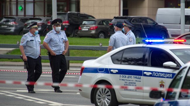 Сотрудники полиции на месте стрельбы на Ленинском проспекте