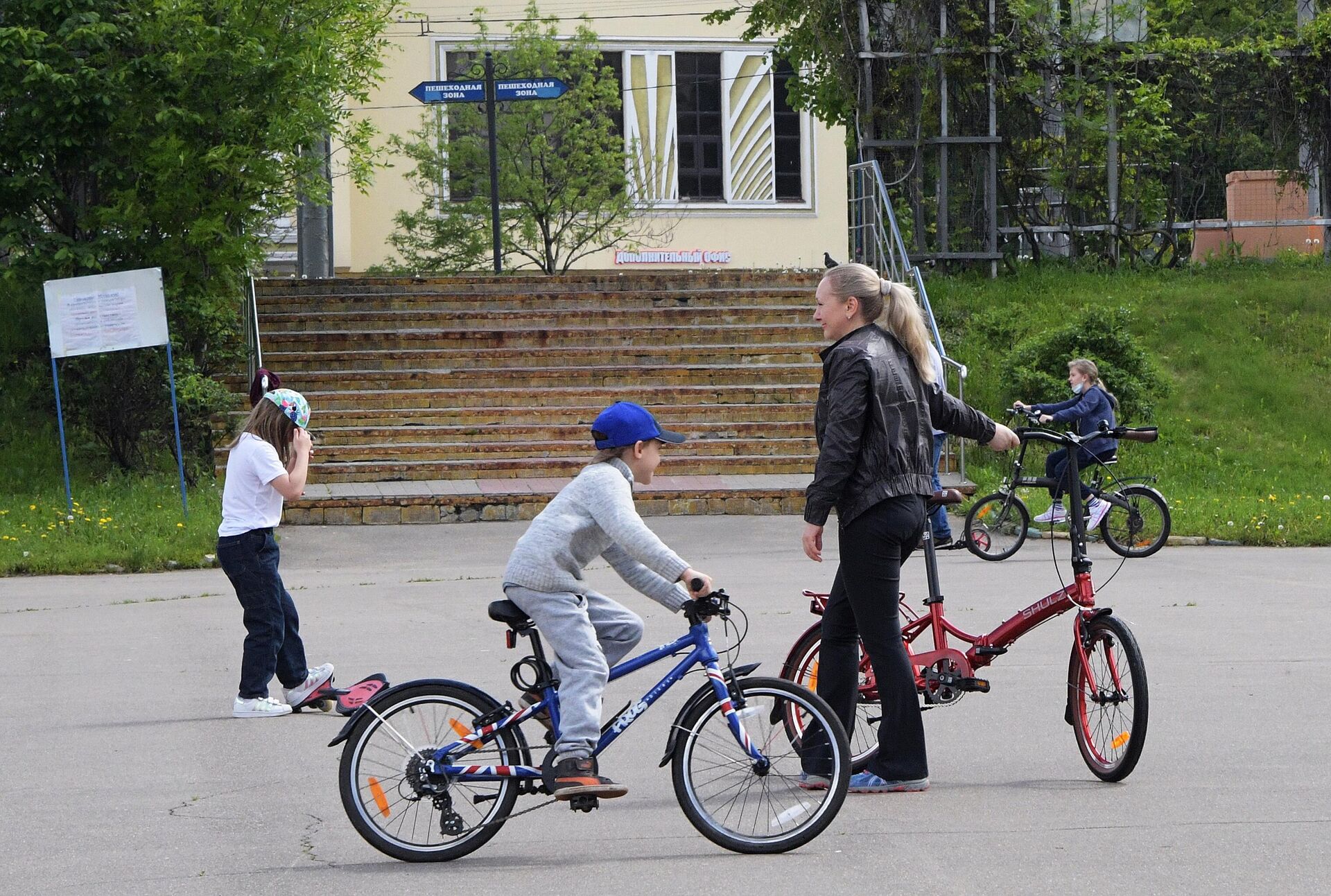 Жители Москвы отдыхают в Народном парке на Ленинском проспекте - РИА Новости, 1920, 28.10.2021