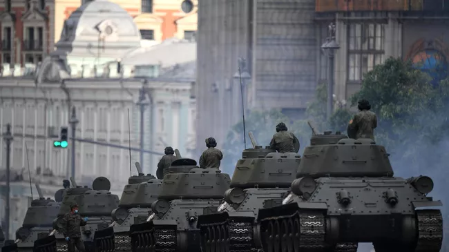 Танки-Т-34 во время прохода по Тверской улице перед началом ночной репетиции парада Победы в Москве