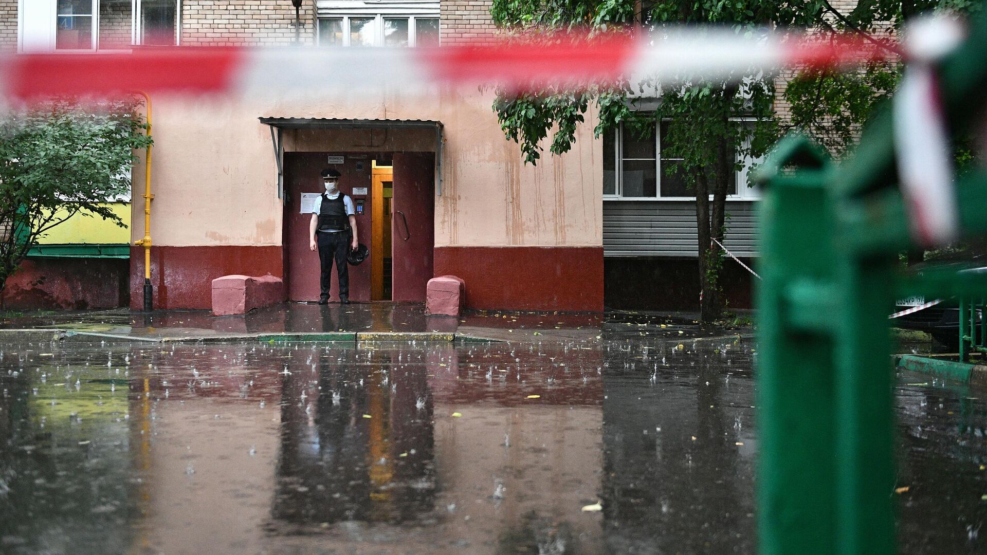 Подъезд дома на севере Москвы, где мужчина открыл стрельбу - РИА Новости, 1920, 03.07.2021