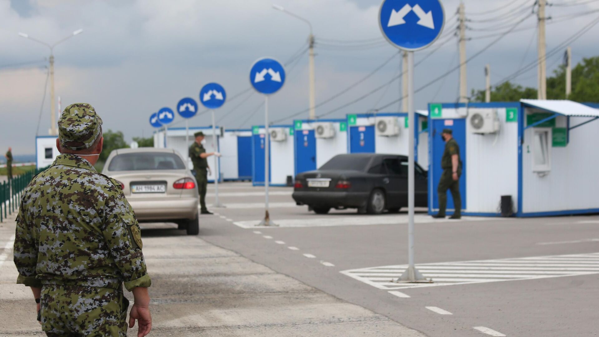 Контрольно-пропускной пункт въезда и выезда в поселке Еленовка в Донецкой области - РИА Новости, 1920, 18.09.2020