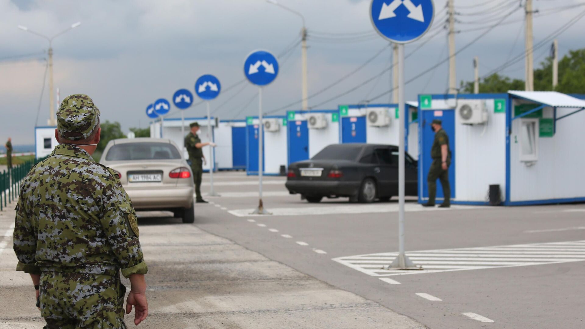 Контрольно-пропускной пункт въезда и выезда в поселке Еленовка в Донецкой области - РИА Новости, 1920, 18.09.2020