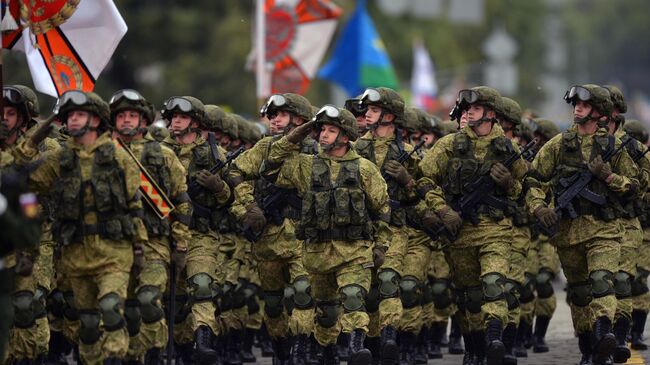 Военнослужащие парадных расчетов на параде. Архивное фото