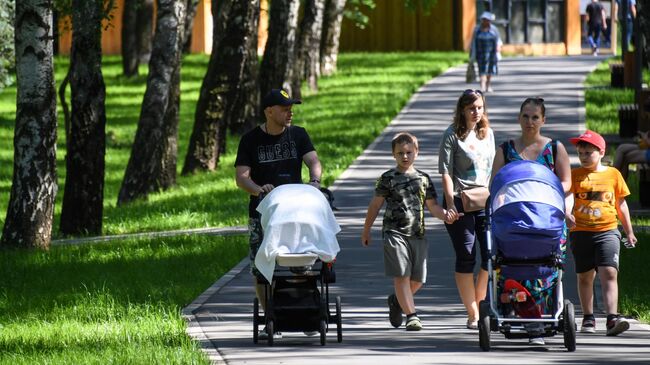 Отдыхающие в парке Дружбы в Москве