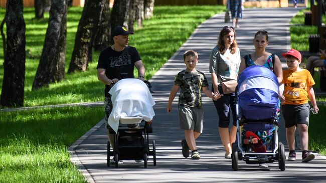 Отдыхающие в парке Дружбы в Москве