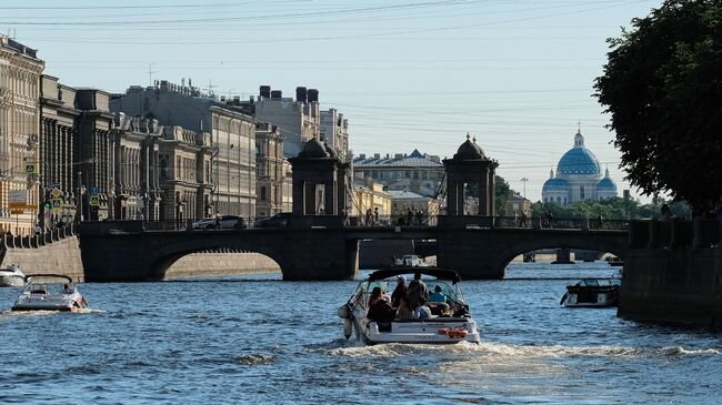 Прогулочные катера на реке Фонтанка и мост Ломоносова