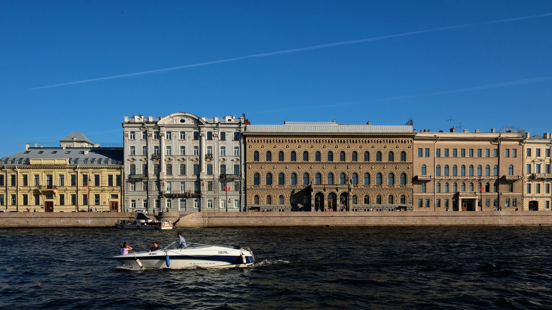 Вид на Дворцовую набережную в Санкт-Петербурге - РИА Новости, 1920, 03.01.2021