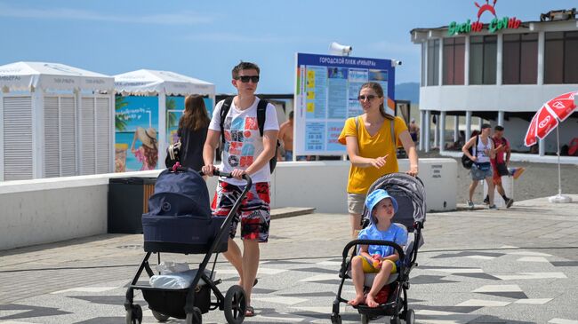 Отдыхающие на пляже Ривьера в Центральном районе города Сочи