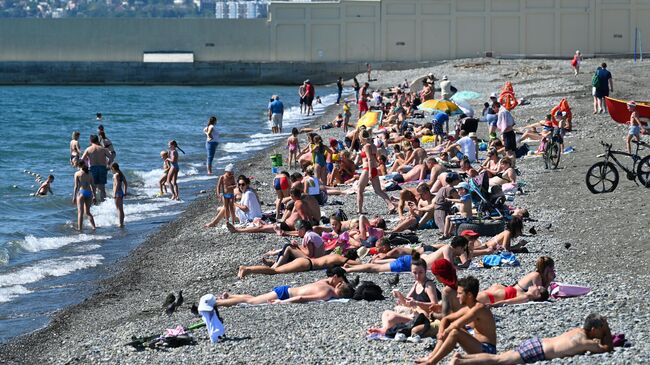 Отдыхающие на пляже Ривьера в Центральном районе города Сочи