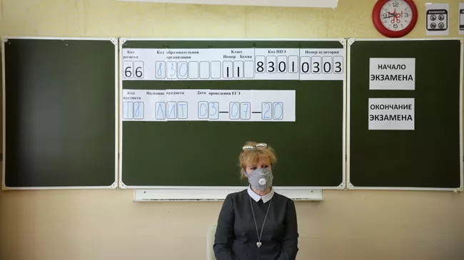 Преподаватель перед началом единого государственного экзамена в школе № 208 в Екатеринбурге