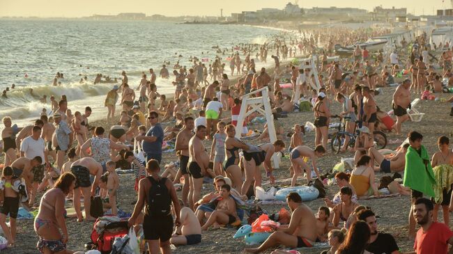 Отдыхающие на пляже в посёлке городского типа Новофёдоровка Сакского района