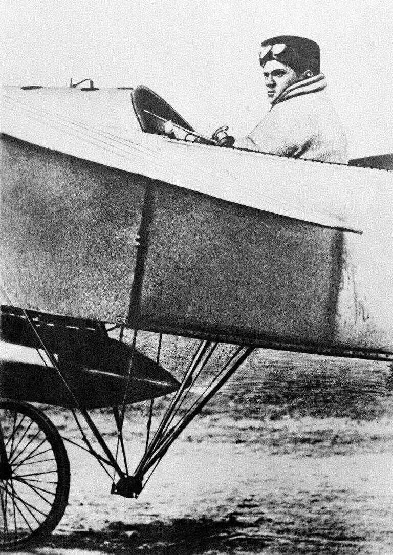 Сергей Исаевич Уточкин (1876-1916 г.г.)- один из первых русских авиаторов и летчиков-испытателей, многосторонний и талантливый спортсмен — фехтовальщик, пловец, яхтсмен, боксер, футболист, вело-, мото- и автогонщик начала XX века