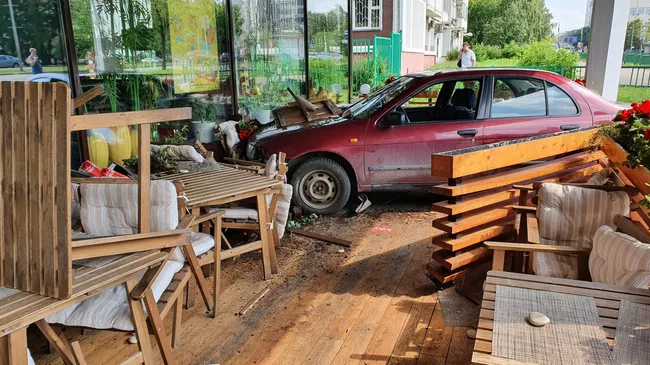 Автомобиль въехал в веранду ресторана Тануки в Москве