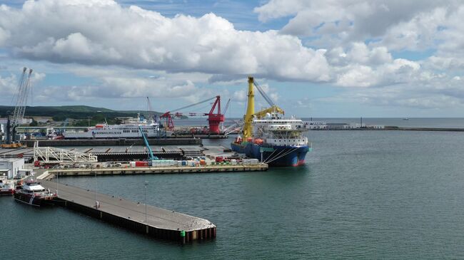 Российское трубоукладочное судно Академик Черский в порту Мукран, Германия