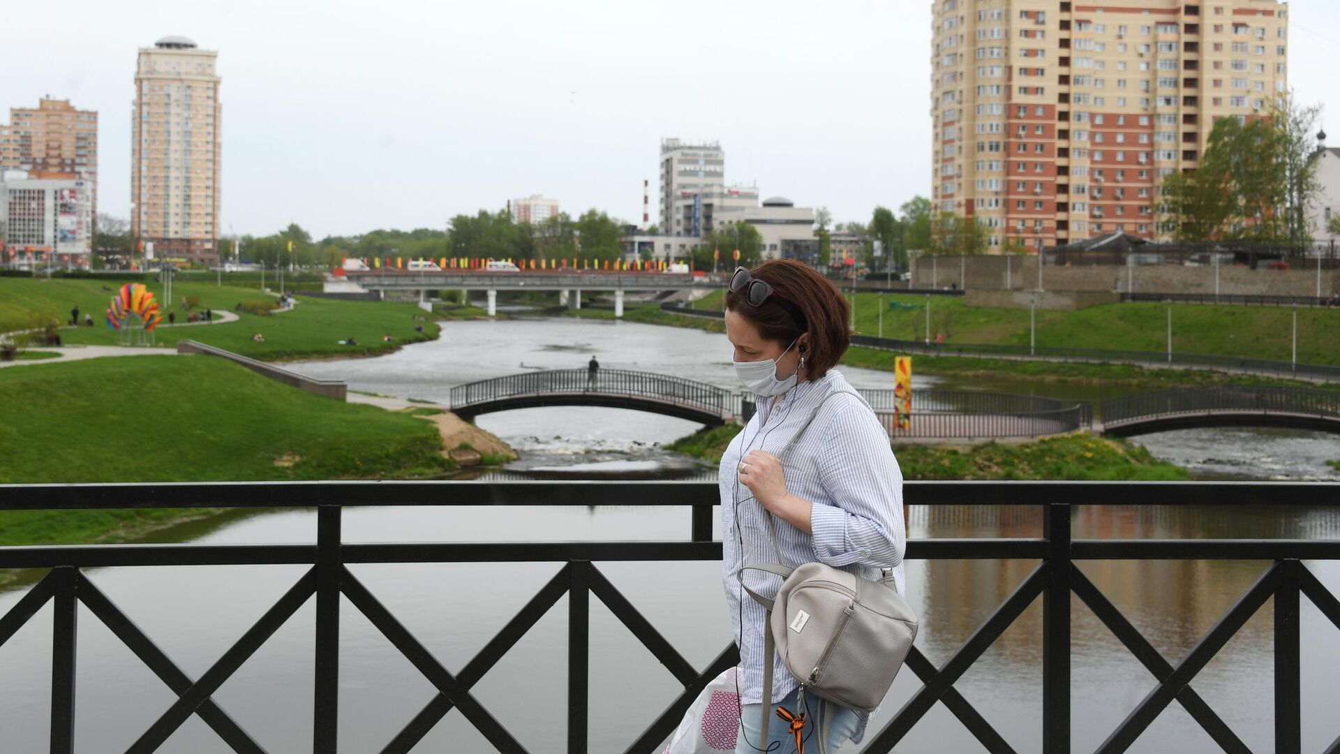 Женщина в защитной маске на одной из улиц в Щелково Московской области - РИА Новости, 1920, 23.06.2021