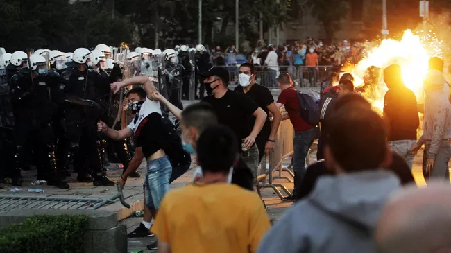 Участники протестов и полицейские в Белграде после введения комендантского часа