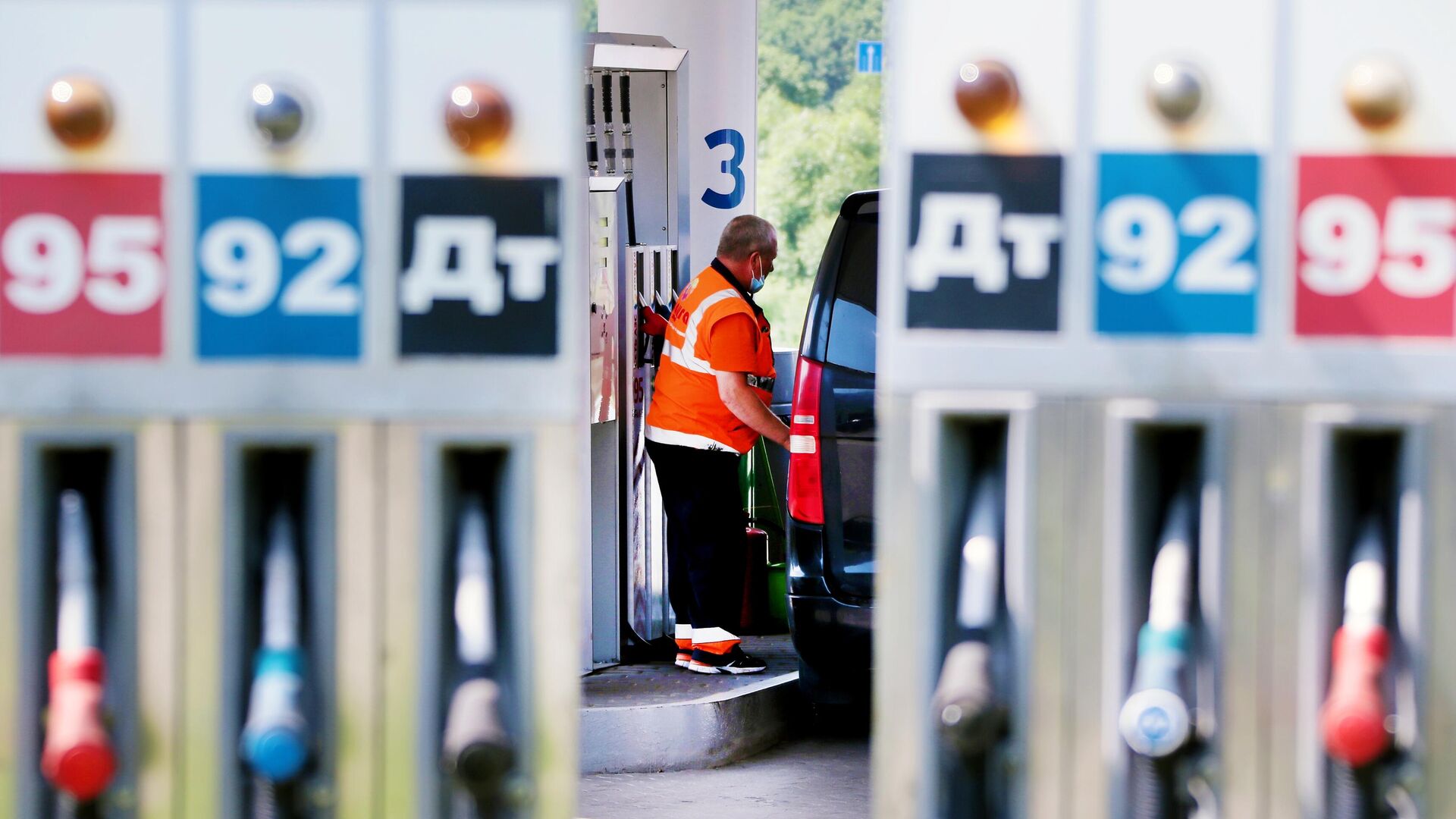 Сотрудник заправляет автомобиль на одной из автозаправочных станций Газпромнефть в Москве - РИА Новости, 1920, 11.01.2021